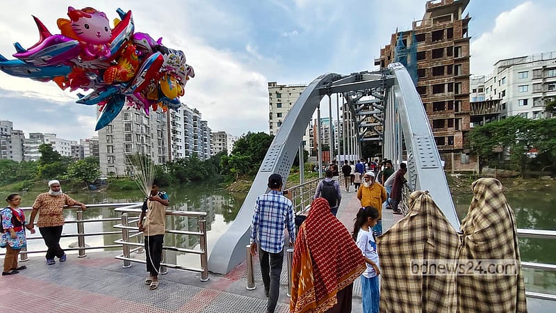 ঢাকার বনশ্রী ও আফতাবনগরের মাঝের নড়াই খালে নির্মিত পদচারী সেতুটি বুধবার চলাচলের জন্য খুলে দেওয়া হয়।