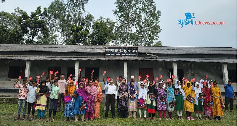 লালমনিরহাটে বাল্যবিয়েকে শিক্ষার্থীকে লাল কার্ড