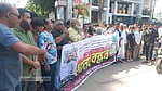 নরসিংদীতে বিনামূল্যে মদ না পেয়ে কর্মচারীকে ঝলসে দেয়ার প্রতিবাদে মানববন্ধন