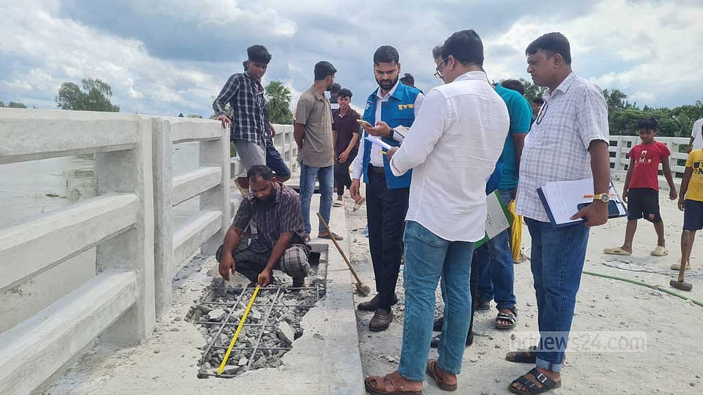 ১০ কোটি টাকার সেতুতে রডের বদলে বাঁশ, এবার তদন্তে দুদক