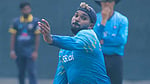 ইংল্যান্ড থেকে দেশে ফিরছেন হাসারাঙ্গা