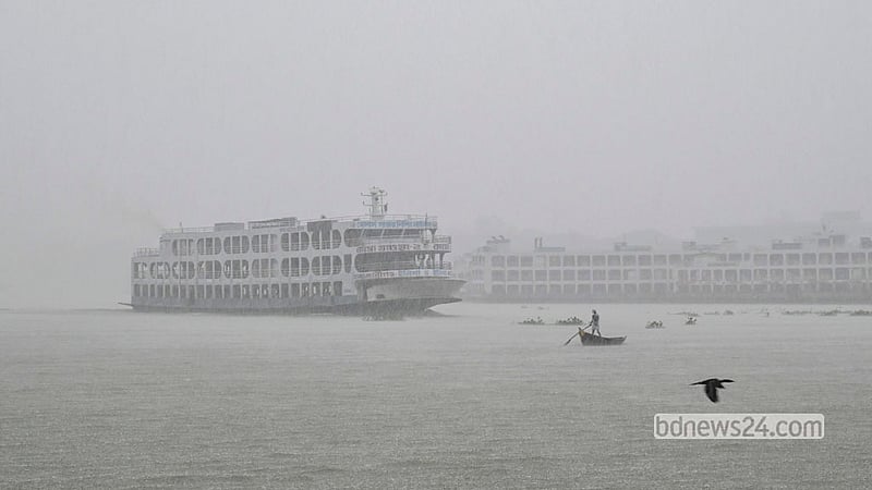 শরতের দুপুরে হঠাৎ ঝুম বৃষ্টিতে অন্যরকম এক রূপ পেল ঢাকার প্রাণ বুড়িগঙ্গা নদী। নাগরিক ব্যস্ততায় বৃষ্টির মধ্যেও থেমে থাকে না খেয়ায় নদী পারাপার। ছবি: মোস্তাফিজুর রহমান