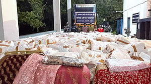 বরগুনায় ‘৭ কোটি টাকার’ ভারতীয় শাড়ি-পাঞ্জাবি জব্দ, গ্রেপ্তার ৫