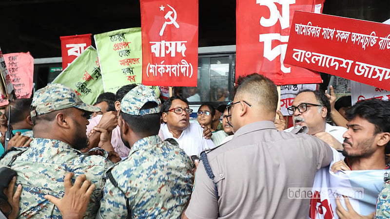 হাম ও ডেঙ্গুতে মৃত্যু মোকাবিলায় ‘সরকারের ব্যর্থতার’ প্রতিবাদে বৃহস্পতিবার জাতীয় প্রেস ক্লাবের সামনে গণতান্ত্রিক যুক্তফ্রন্ট সমাবেশ শুরু করলে তাতে বাধা দেয় পুলিশ। 