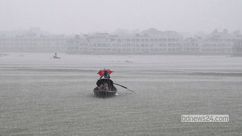 আশ্বিনের দুপুরে ঝুম বৃষ্টির মধ্যে পুরান ঢাকার শ্যামবাজারে খেয়া পারাপারে ব্যস্ত এক মাঝি। ছবি: মোস্তাফিজুর রহমান