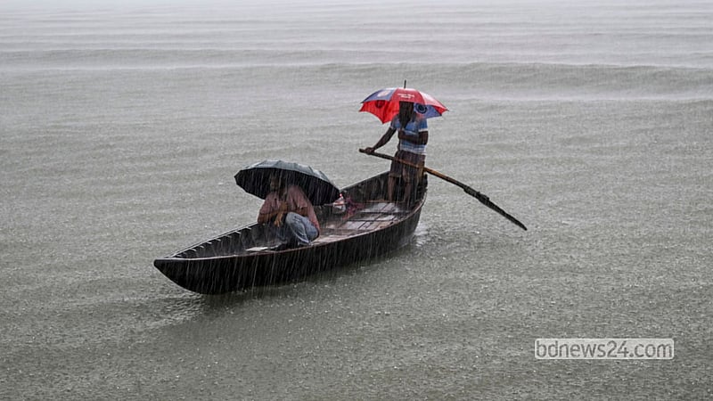 আশ্বিনের দুপুরে ঝুম বৃষ্টির মধ্যে পুরান ঢাকার শ্যামবাজারে খেয়া পারাপারে ব্যস্ত এক মাঝি। ছবি: মোস্তাফিজুর রহমান