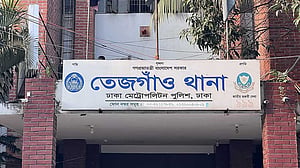 পথচারীকে ছুরিকাঘাত, রক্তাক্ত অবস্থায় ‘ছিনতাইকারীকে’ মারধর