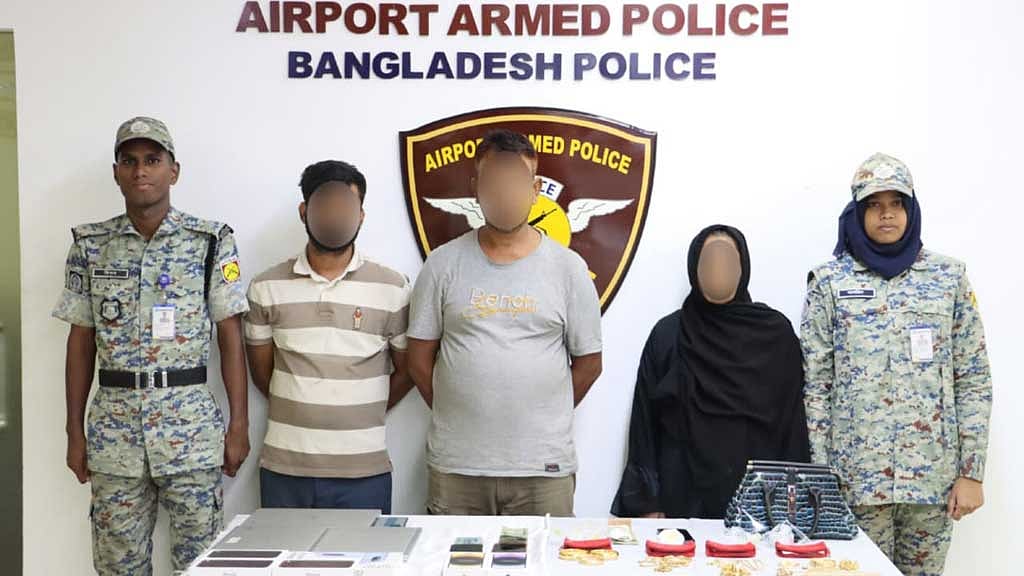 শাহজালালে ৩৬ ভরি স্বর্ণালংকারসহ ৩ জন আটক