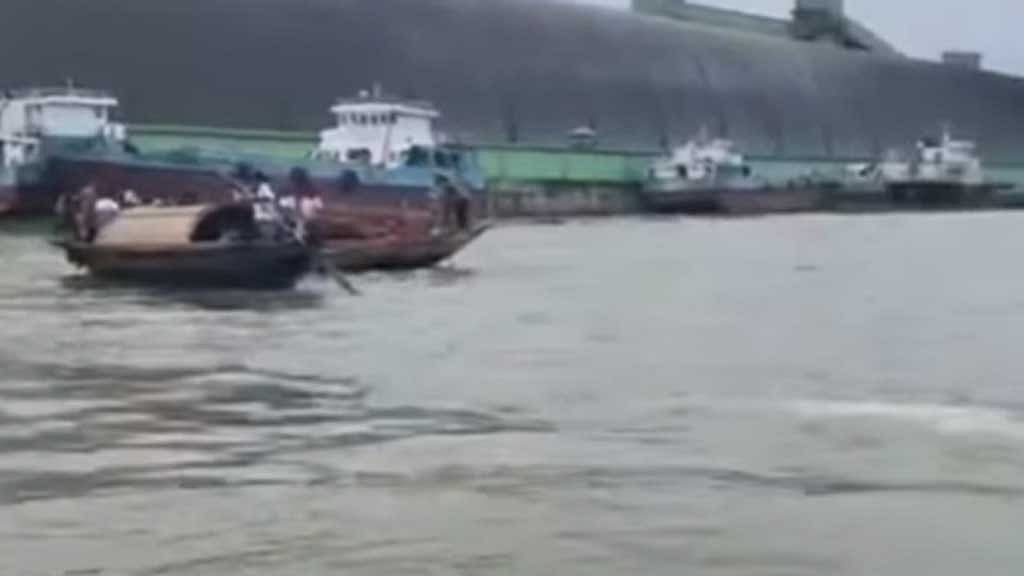মেঘনায় ঝড়ে ডুবল নৌকা, নারীর লাশ উদ্ধার, নিখোঁজ ৪