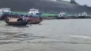 মেঘনায় ঝড়ে ডুবল নৌকা, নারীর লাশ উদ্ধার, নিখোঁজ ৪