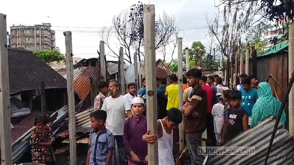 গাজীপুরে অগ্নিকাণ্ড: পুড়ল দুই কলোনির ২৩টি ঘর, ৫টি দোকান