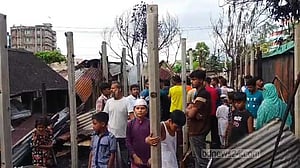 গাজীপুরে অগ্নিকাণ্ড: পুড়ল দুই কলোনির ২৩টি ঘর, ৫টি দোকান