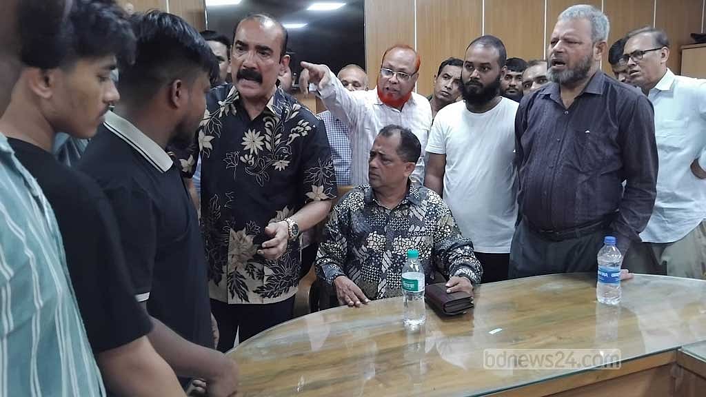 দুই অধ্যক্ষ নিয়ে জটিলতা: মোহাম্মদপুরের কেন্দ্রীয় কলেজে বিক্ষোভ