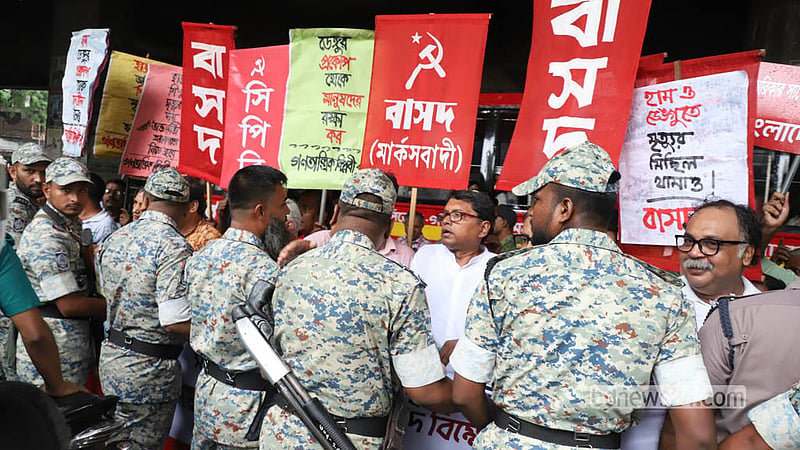হাম ও ডেঙ্গুতে মৃত্যু মোকাবিলায় ‘সরকারের ব্যর্থতার’ প্রতিবাদে বৃহস্পতিবার জাতীয় প্রেস ক্লাবের সামনে গণতান্ত্রিক যুক্তফ্রন্ট সমাবেশ শুরু করলে তাতে বাধা দেয় পুলিশ। 
