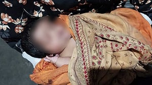 রাস্তায় কাঁদছিল পলিথিনে মোড়ানো নবজাতক, উদ্ধার করল পুলিশ