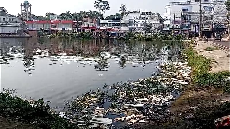 দূষণের কবলে বাগেরহাটের মিঠাপুকুর