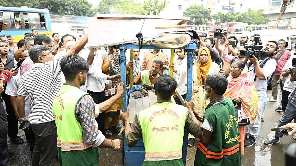 পল্টন মোড় থেকে নর্থ সাউথ রোড হকারমুক্ত ঘোষণা ডিএসসিসির