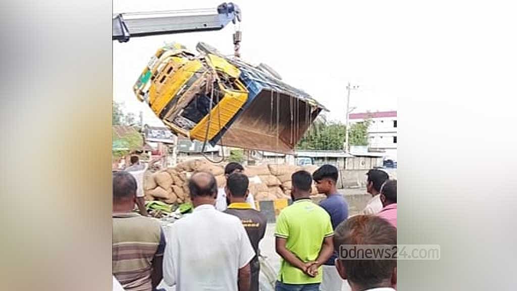 উল্টো পথে মাইক্রোবাস, ভুট্টাবোঝাই ট্রাকের সঙ্গে সংঘর্ষে নিহত ২