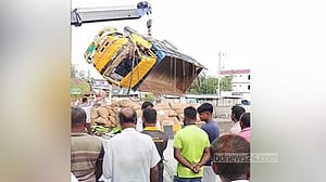 উল্টো পথে মাইক্রোবাস, ভুট্টাবোঝাই ট্রাকের সঙ্গে সংঘর্ষে নিহত ২