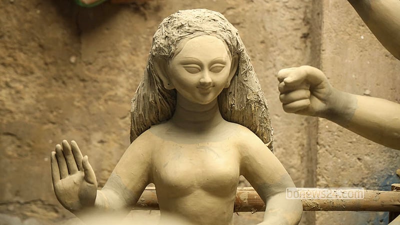 দুর্গাপূজাকে সামনে রেখে দেবী দুর্গাসহ লক্ষ্মী, সরস্বতী, কার্তিক ও গণেশের প্রতিমা তৈরিতে ব্যস্ত সময় পার করছেন কারিগররা। ছবি: শামছুল হক রিপন