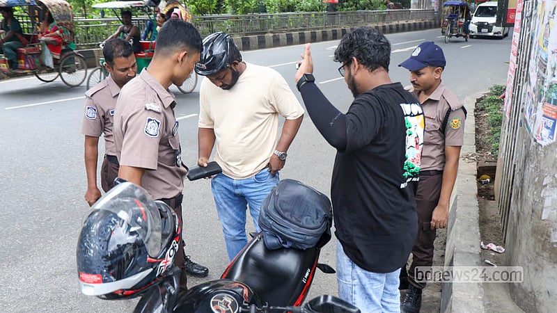 রাজধানীজুড়ে নিরাপত্তা জোরদার করেছে ঢাকা মহানগর পুলিশ (ডিএমপি)। হাই কোর্ট মোড় এলাকার চেকপোস্টে বসিয়ে যানবাহন ও আরোহীদের তল্লাশি করছে পুলিশ। ছবি: শামছুল হক রিপন