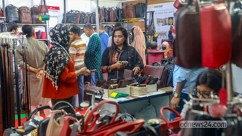 রাজধানীর কুড়িলে আন্তর্জাতিক কনভেনশন সিটি বসুন্ধরায় চামড়া ও জুতার মেলা ঘুরে দেখছেন দর্শনার্থীরা।&amp;nbsp;&amp;nbsp; ছবি: আব্দুল্লাহ আল মমীন
