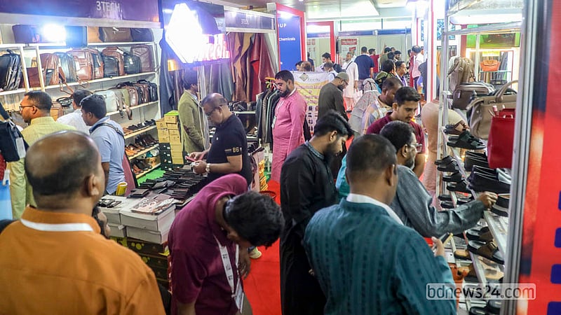 রাজধানীর কুড়িলে আন্তর্জাতিক কনভেনশন সিটি বসুন্ধরায় চামড়া ও জুতার মেলা ঘুরে দেখছেন দর্শনার্থীরা।&amp;nbsp;&amp;nbsp; ছবি: আব্দুল্লাহ আল মমীন