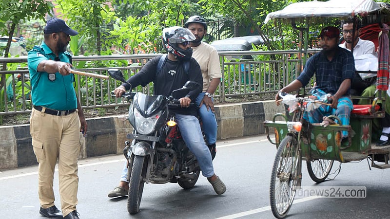 রাজধানীজুড়ে নিরাপত্তা জোরদার করেছে ঢাকা মহানগর পুলিশ (ডিএমপি)। হাই কোর্ট মোড় এলাকার চেকপোস্টে বসিয়ে যানবাহন ও আরোহীদের তল্লাশি করছে পুলিশ। ছবি: শামছুল হক রিপন