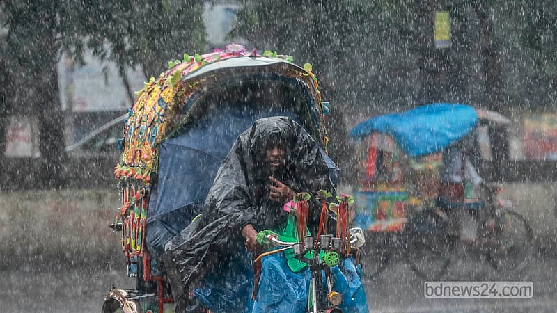 ছুটির দিন শুক্রবার ঢাকা বিশ্ববিদ্যালয় এলাকায় বৃষ্টির মধ্যে শরীর পলিথিনে মুড়ে ছোটেন রিকশাচালকরা।&amp;nbsp; ছবি: আব্দুল্লাহ আল মমীন