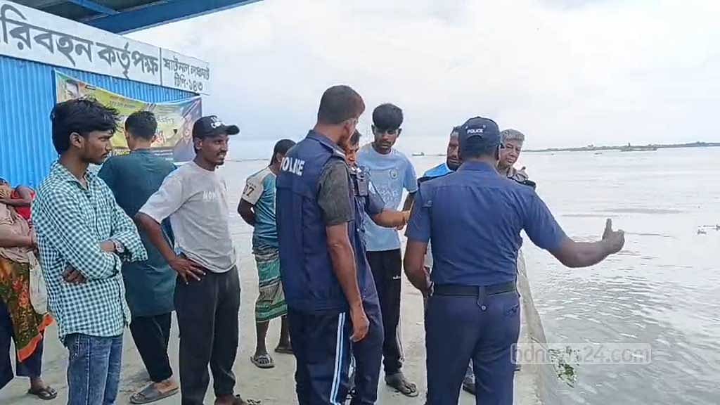 চাঁদপুরে লঞ্চ থেকে নামার সময় নদীতে পড়ে যুবক নিখোঁজ