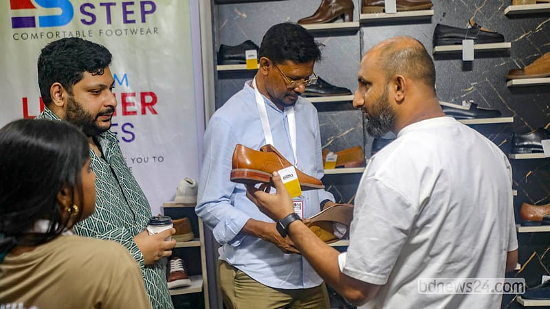 রাজধানীর কুড়িলে আন্তর্জাতিক কনভেনশন সিটি বসুন্ধরায় চামড়া ও জুতার প্রদর্শনী ঘুরে দেখার পাশাপাশি কেনাকাটা সারছেন দর্শনার্থীরা।&amp;nbsp; ছবি: আব্দুল্লাহ আল মমীন