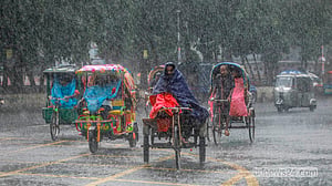 নিম্নচাপের প্রভাবে রাজধানীতে বৃষ্টি