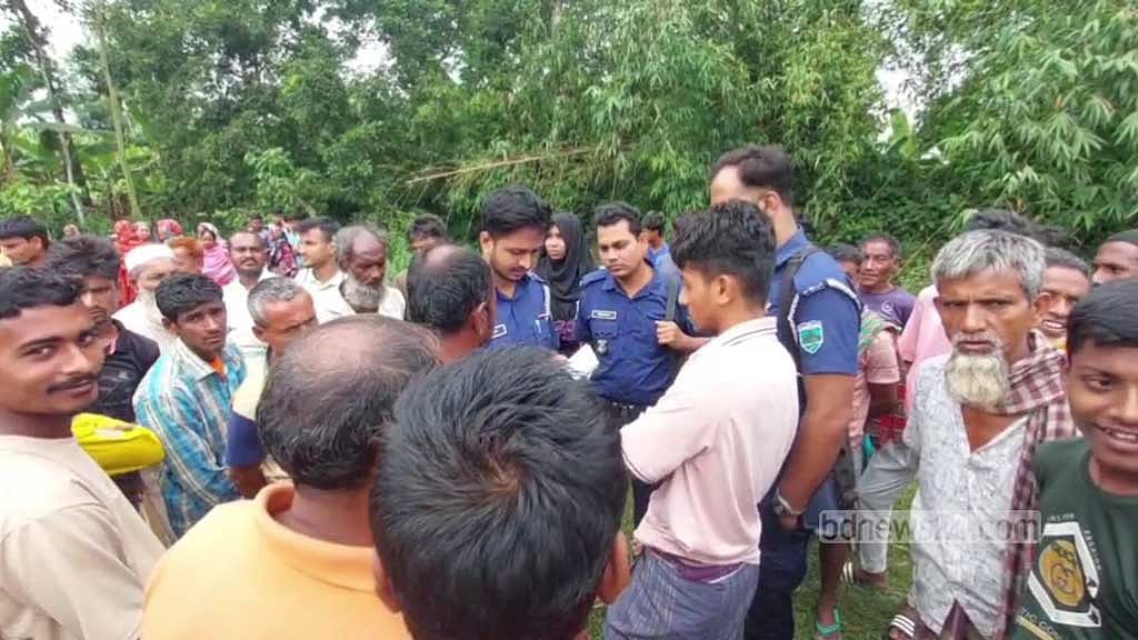 খালের পাশে স্যান্ডেল-সাবান, পানিতে ভাসছিল নারীর মরদেহ