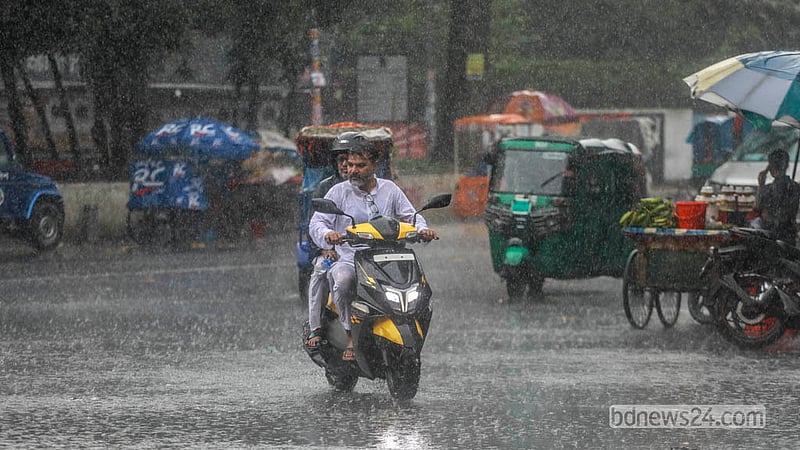 রাজধানীতে শুক্রবার দুপুরের বৃষ্টিতে ভোগান্তিতে পড়ে অনেকে। ভিজে ভিজেই গন্তব্যে ছোটেন নগরবাসী।&amp;nbsp; ছবি: আব্দুল্লাহ আল মমীন