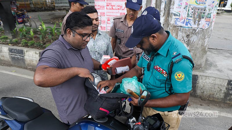 &amp;nbsp;রাজধানীজুড়ে নিরাপত্তা জোরদার করেছে ঢাকা মহানগর পুলিশ (ডিএমপি)। হাই কোর্ট মোড় এলাকার চেকপোস্টে বসিয়ে মোটরসাইকেল আরোহীর ব্যাগ তল্লাশি করছেন পুলিশ সদস্য। ছবি: শামছুল হক রিপন