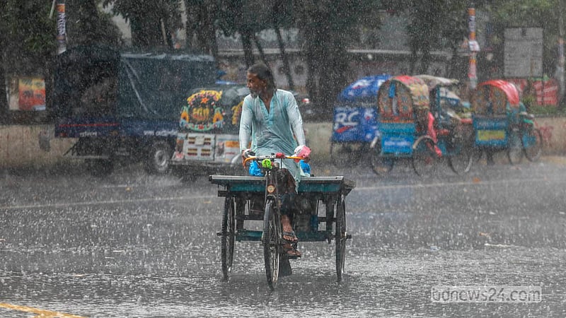 রাজধানীতে শুক্রবার দুপুরের বৃষ্টিতে ভোগান্তিতে পড়ে অনেকে। ভিজে ভিজেই গন্তব্যে ছোটেন নগরবাসী।&amp;nbsp; ছবি: আব্দুল্লাহ আল মমীন
