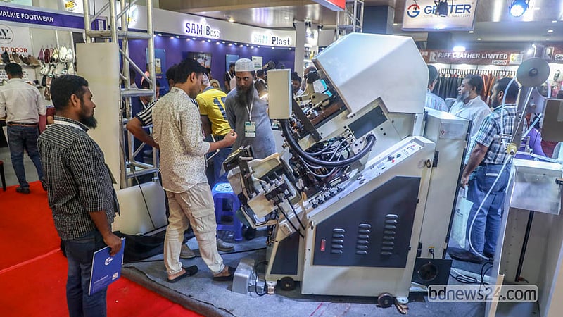 রাজধানীর কুড়িলে আন্তর্জাতিক কনভেনশন সিটি বসুন্ধরায় চামড়া ও জুতার প্রদর্শনীর একটি স্টলে সাজিয়ে রাখা হয়েছে জুতা তৈরির বিভিন্ন যন্ত্রাংশ।&amp;nbsp; ছবি: আব্দুল্লাহ আল মমীন