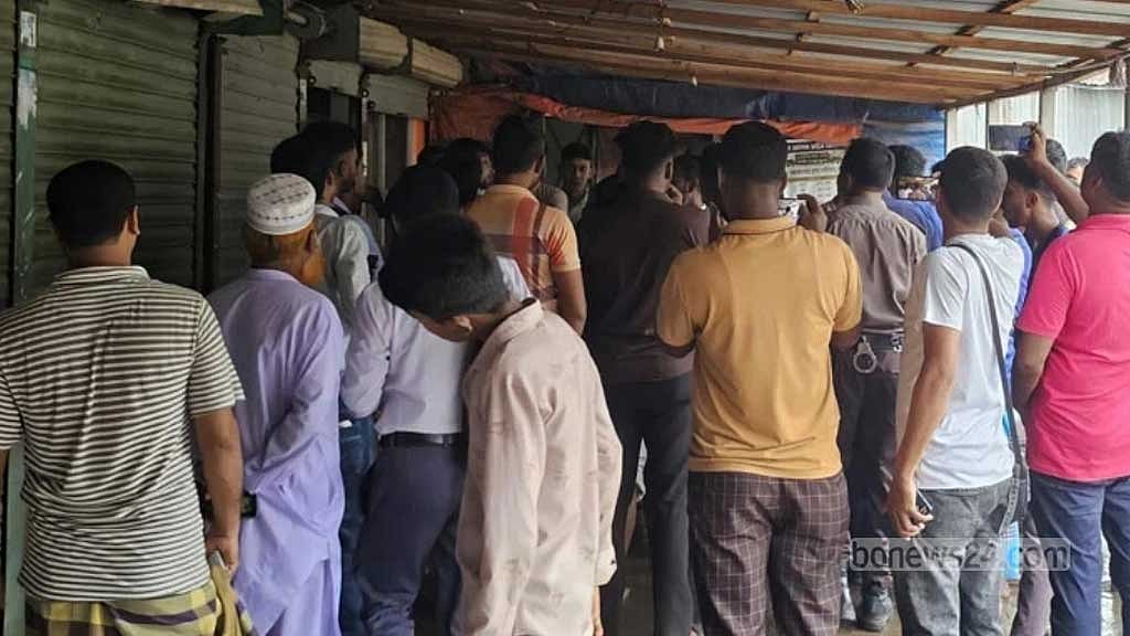 দুই সন্তানের সামনে ধর্ষণের অভিযোগ, বিচার না পেয়ে বাসের নিচে মায়ের ঝাঁপ