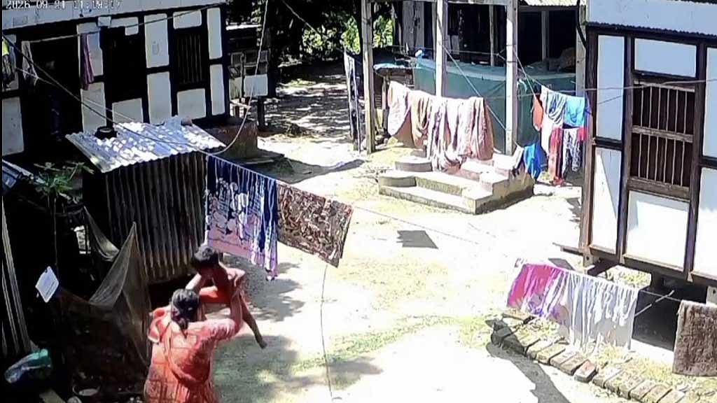 মুন্সীগঞ্জে দাদির বিরুদ্ধে ২ বছরের নাতনিকে ছুড়ে ফেলার অভিযোগ