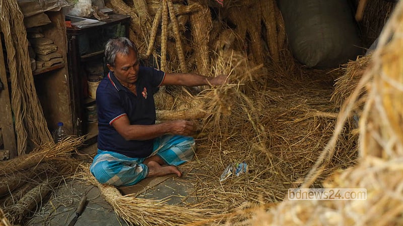দুর্গাপূজাকে সামনে রেখে পুরান ঢাকার নর্থব্রুক হল রোডে প্রতিমা গড়তে প্রাথমিক খড় বাঁধার কাজ করছেন এক কারিগর। ছবি: শামছুল হক রিপন
