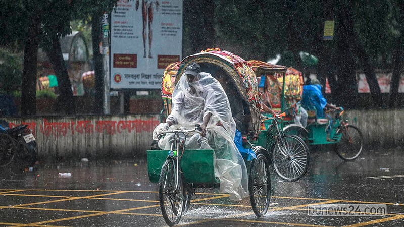ছুটির দিন শুক্রবার ঢাকা বিশ্ববিদ্যালয় এলাকায় বৃষ্টির মধ্যে শরীর পলিথিনে মুড়ে ছোটেন রিকশাচালকরা।&amp;nbsp; ছবি: আব্দুল্লাহ আল মমীন