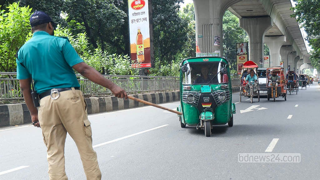রাজধানীতে পুলিশের তল্লাশি চৌকিতে পিস্তলসহ ২ জন আটক
