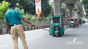 রাজধানীতে পুলিশের তল্লাশি চৌকিতে পিস্তলসহ ২ জন আটক
