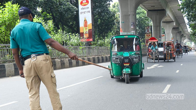 &amp;nbsp;আইনশৃঙ্খলা পরিস্থিতি স্বাভাবিক রাখতে রাজধানীজুড়ে নিরাপত্তা জোরদার করেছে ঢাকা মহানগর পুলিশ (ডিএমপি)। ছবি: শামছুল হক রিপন