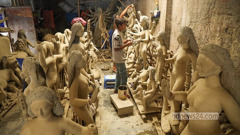 দুর্গাপূজাকে সামনে রেখে পুরান ঢাকার নর্থব্রুক হল রোডে চলছে প্রতিমা তৈরির কাজ। ছবি: শামছুল হক রিপন