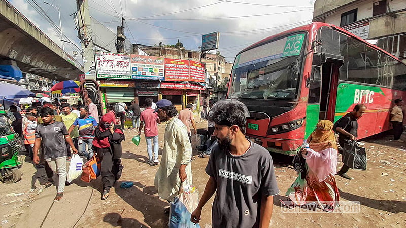 রাজধানীর ফুলবাড়িয়া আন্তঃজেলা বাস টার্মিনাল থেকে ছাড়ার অপেক্ষায় বিআরটিসি বাস।&amp;nbsp;&amp;nbsp; ছবি: আব্দুল্লাহ আল মমীন