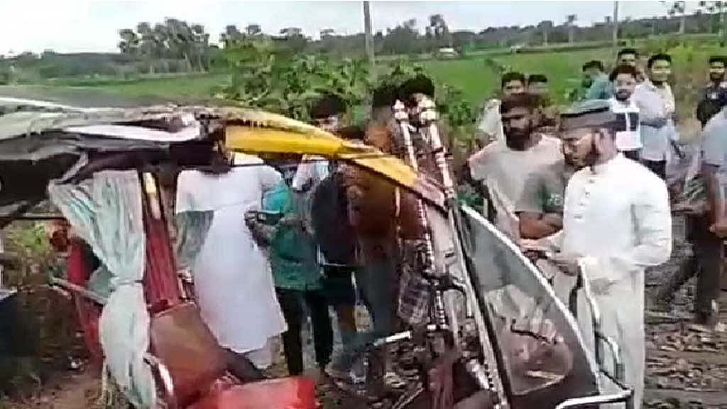 যশোরে অরক্ষিত ক্রসিংয়ে ট্রেনের ধাক্কায় ইজিবাইকের ২ আরোহী নিহত