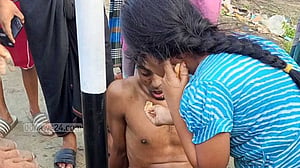 চুরির অভিযোগে বাবাকে বেঁধে মারধর, চা-রুটি নিয়ে ছুটে এল ছোট্ট মেয়ে