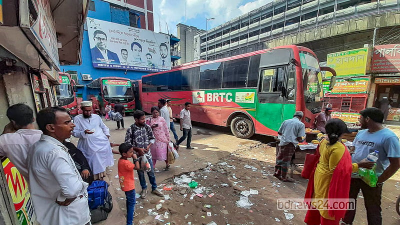 রাজধানীর ফুলবাড়িয়া আন্তঃজেলা বাস টার্মিনাল থেকে ছাড়ার অপেক্ষায় বিআরটিসি বাস।&amp;nbsp;&amp;nbsp; ছবি: আব্দুল্লাহ আল মমীন