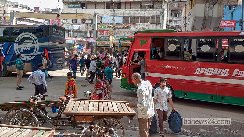 রাজধানীর ফুলবাড়িয়া আন্তঃজেলা বাস টার্মিনালের সামনে থেকে ছেড়ে যাচ্ছে দক্ষিণাঞ্চলের বিভিন্ন কোম্পানির বাস। গত জুলাইয়ে এ টার্মিনাল সরানোর উদ্যোগ নেওয়া হলেও দুই মাসের মধ্যে তা ভেস্তে গেছে।&amp;nbsp;&amp;nbsp; ছবি: আব্দুল্লাহ আল মমীন
